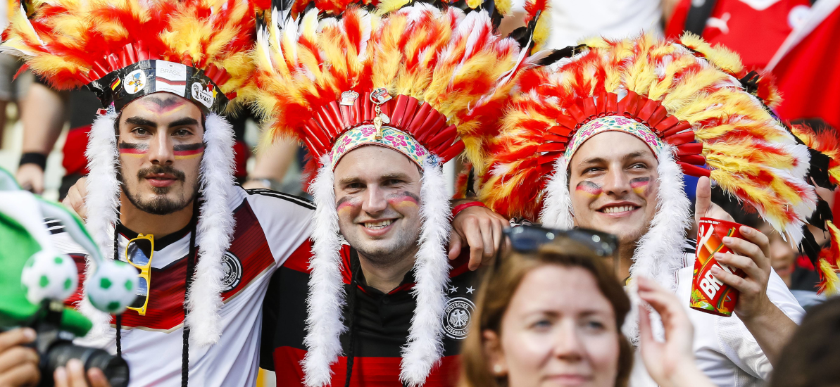 Fußball-Fans tragen Kopfschmuck der indigenen Bevölkerung Amerikas.