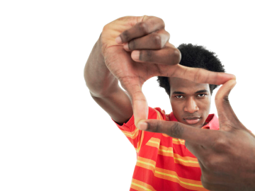 Schwarzer Mann bildet vor seinem Gesicht mit seinen Fingern einen Rahmen.